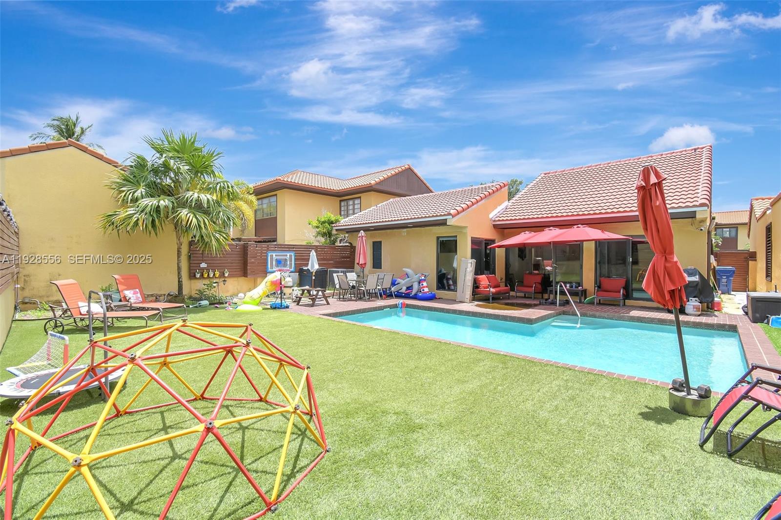 SKY LAKE VILLAS FIRST ADD - Residential