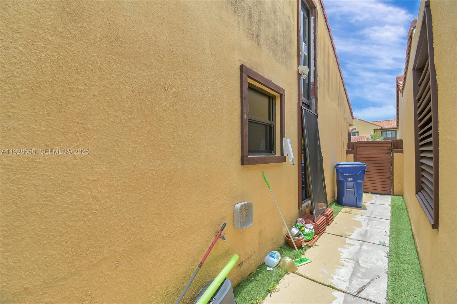 SKY LAKE VILLAS FIRST ADD - Residential