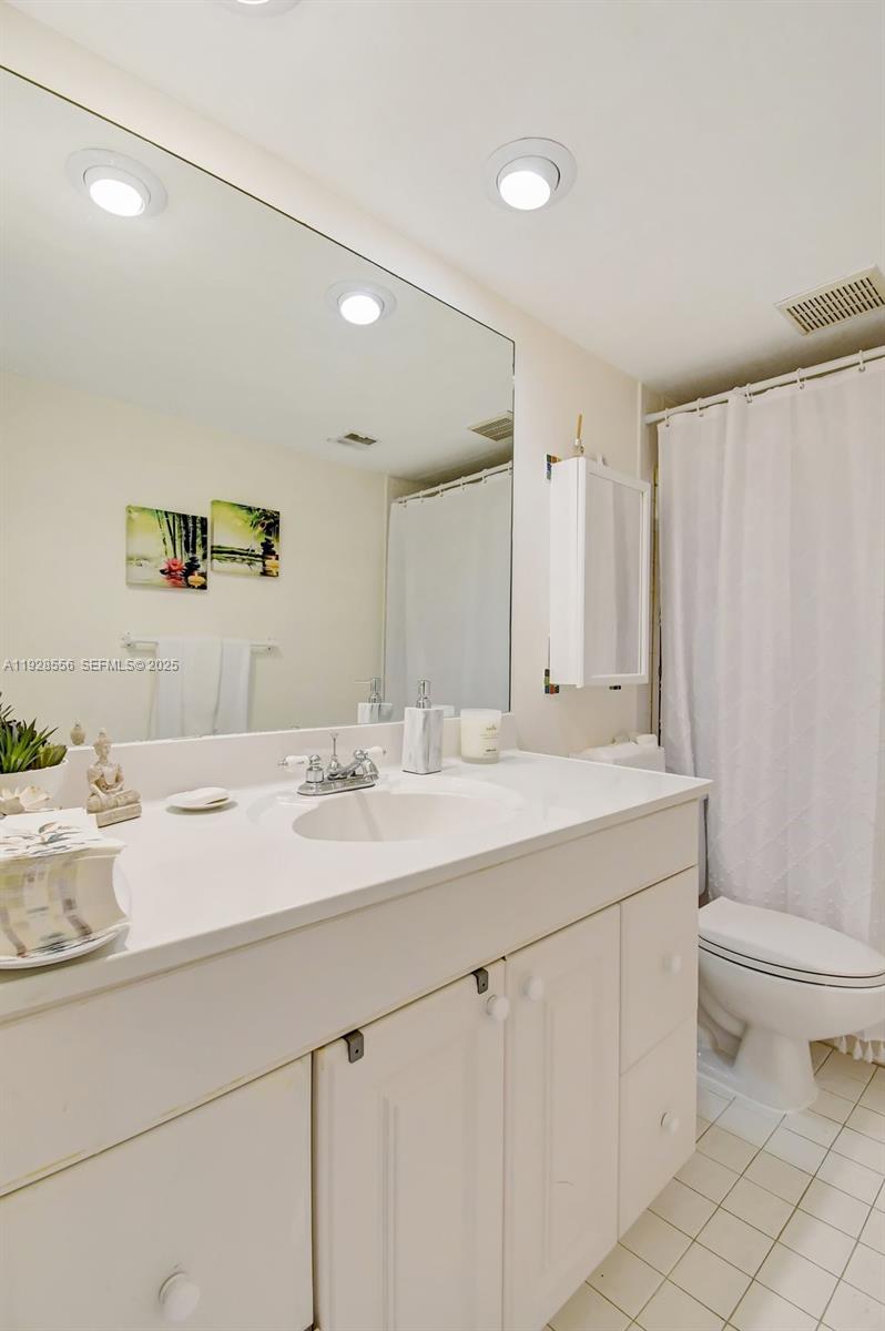 SKY LAKE VILLAS FIRST ADD - Residential