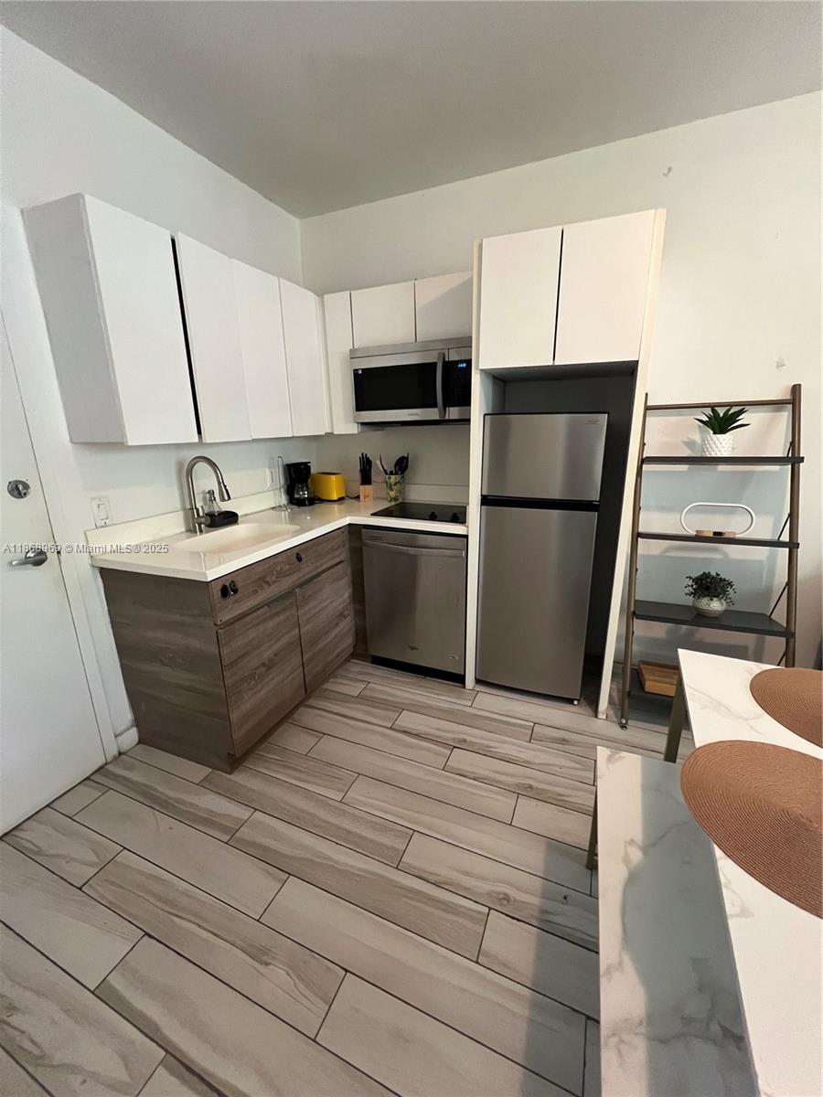Nicely furnished, washer and dryer in the unit, internet included in rent. Just a block away to Lincoln Rd and walking distance to the beach.