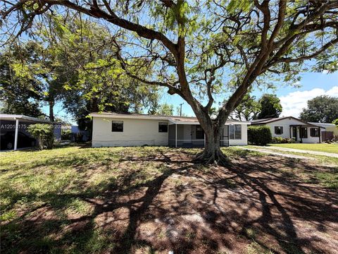 Photo of 4270 SW 49th Ct, Dania Beach, FL 33314 (MLS # A12018175)