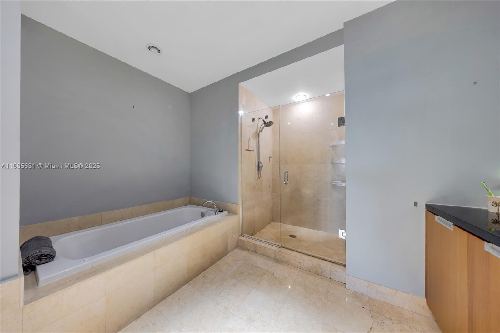 THE LEXI CONDO - Residential