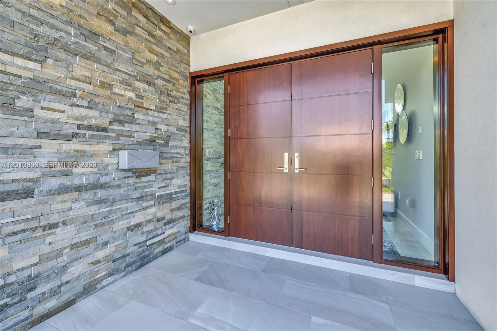 907 Diplomat Pkwy