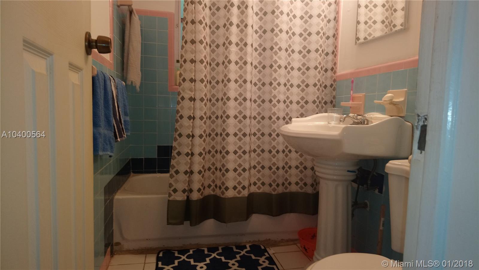 HOLLYWOOD LITTLE RANCHES - Residential