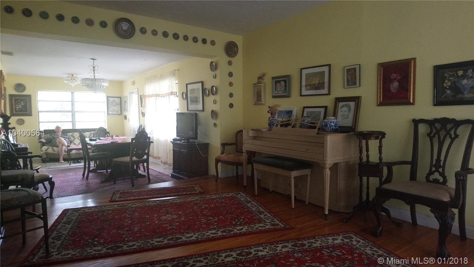 HOLLYWOOD LITTLE RANCHES - Residential