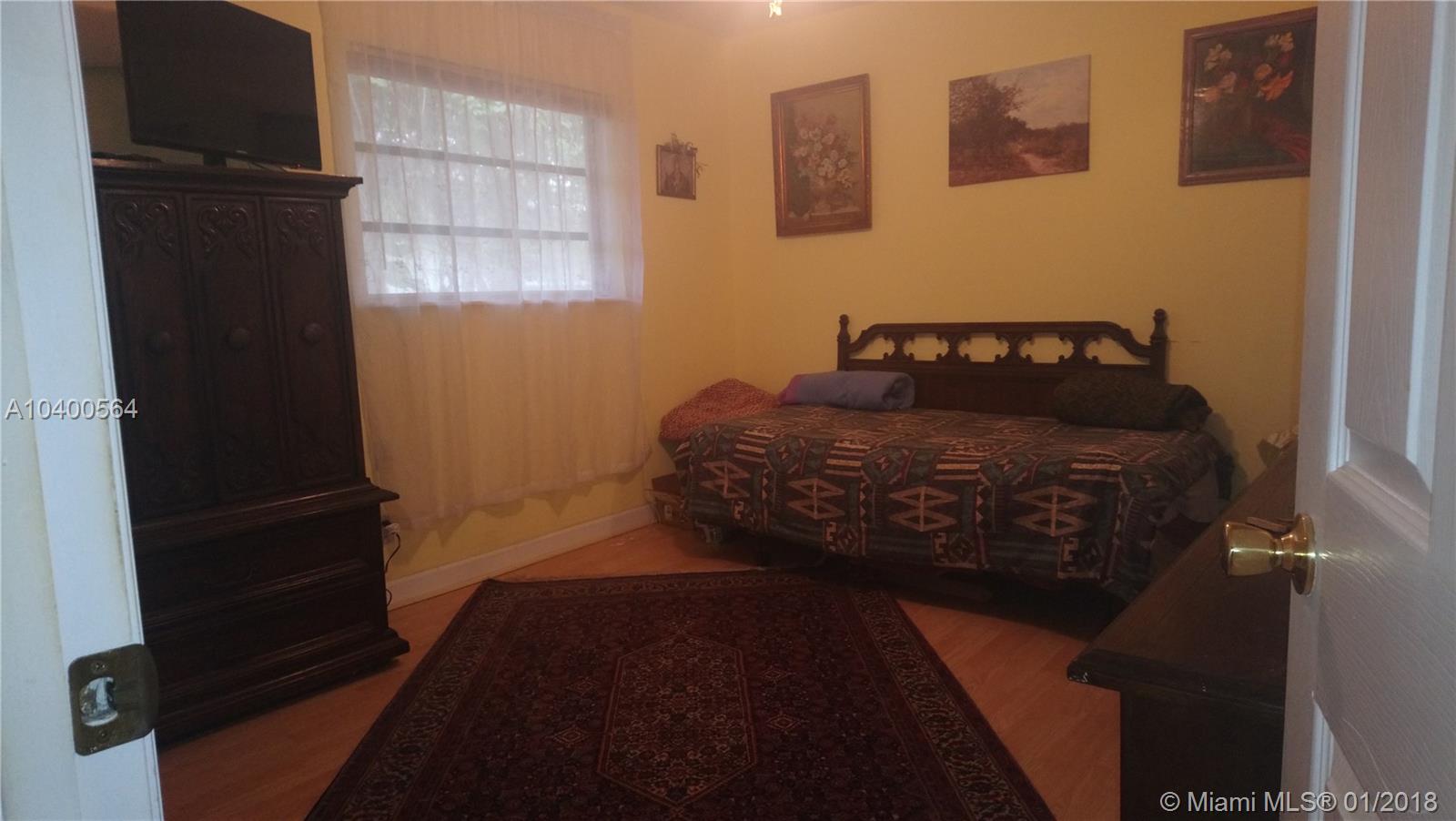 HOLLYWOOD LITTLE RANCHES - Residential