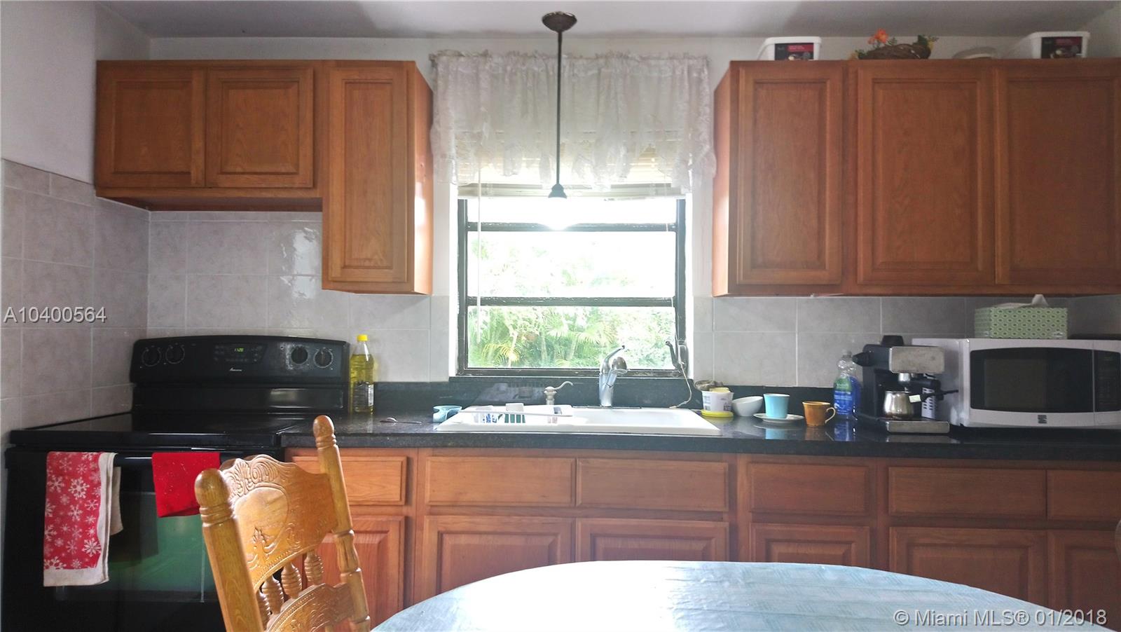 HOLLYWOOD LITTLE RANCHES - Residential