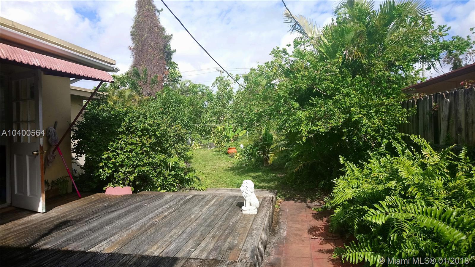 HOLLYWOOD LITTLE RANCHES - Residential