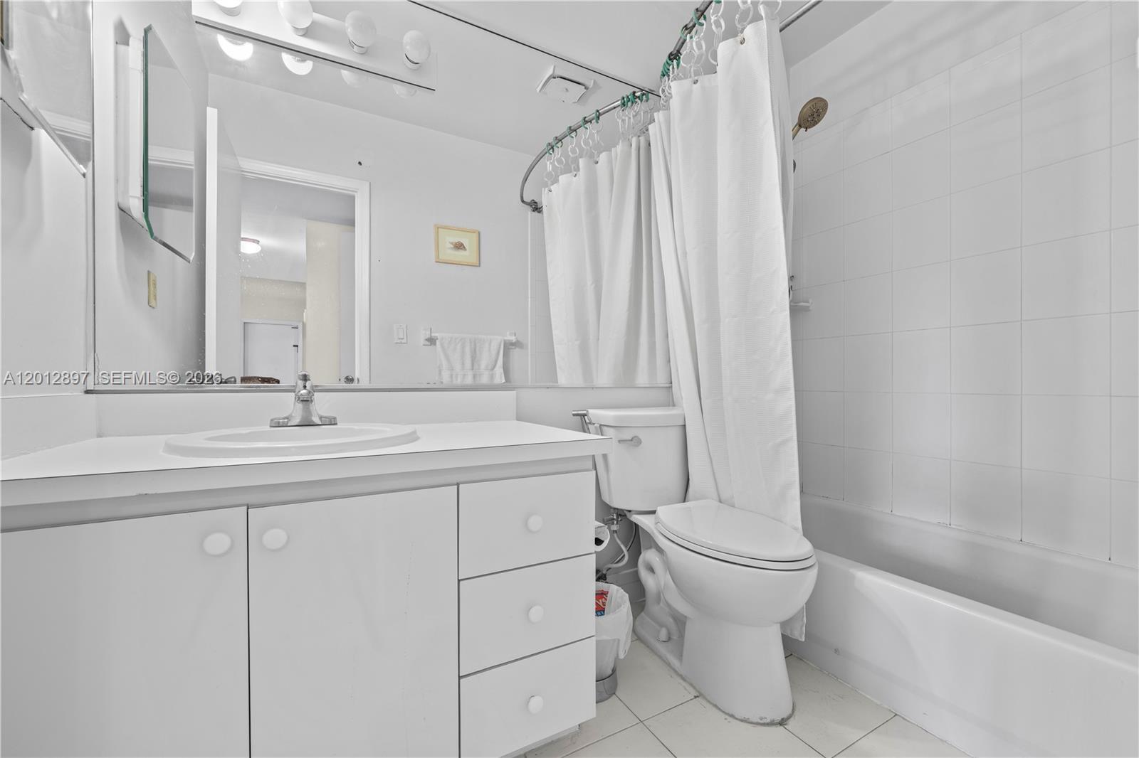 LAKEWOOD VILLAS CONDO - Residential