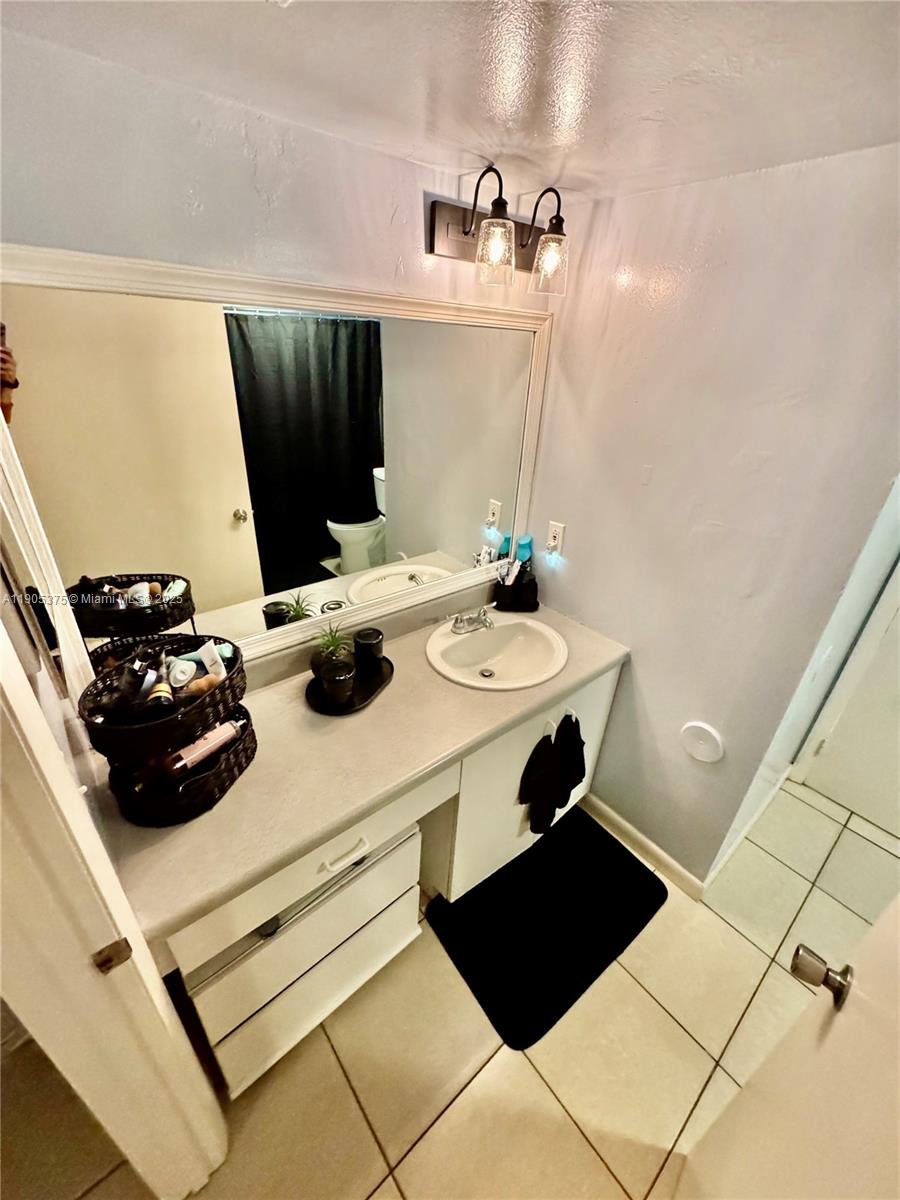 KENDALL LAKE TOWERS CONDO - Residential Lease