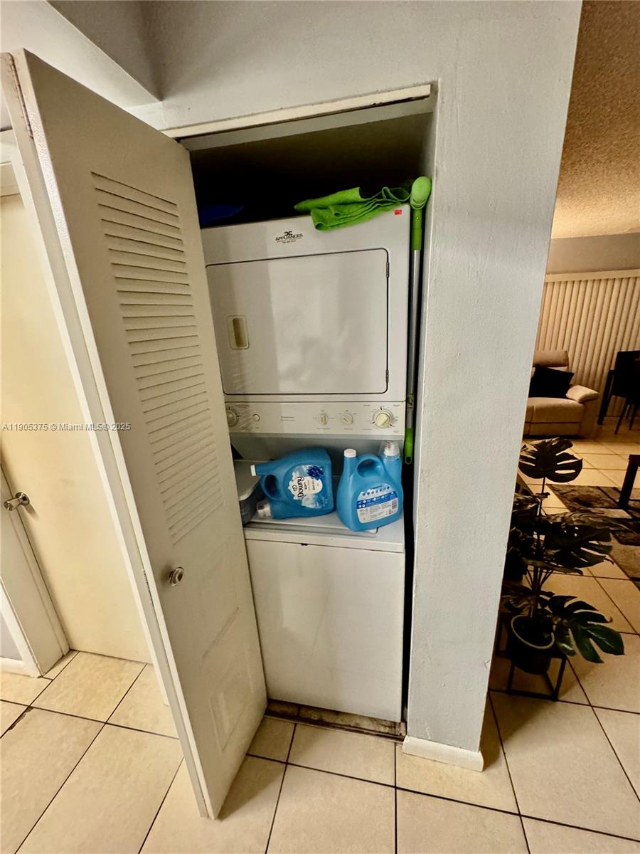 KENDALL LAKE TOWERS CONDO - Residential Lease