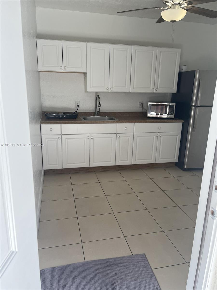 Neighborhood Good and it near to Palmetto 826 in Florida, and Shops. Efficiency available for rent , has the microwave and fridge; there is small kitchen(2PERSON ). Please call Listing for information.