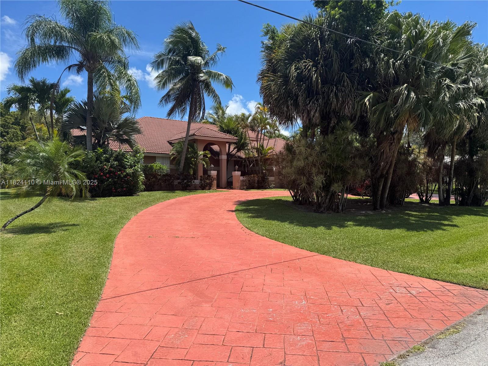 10201 Sw 40th St, Davie, Broward County, Florida - 5 Bedrooms  
3 Bathrooms - 