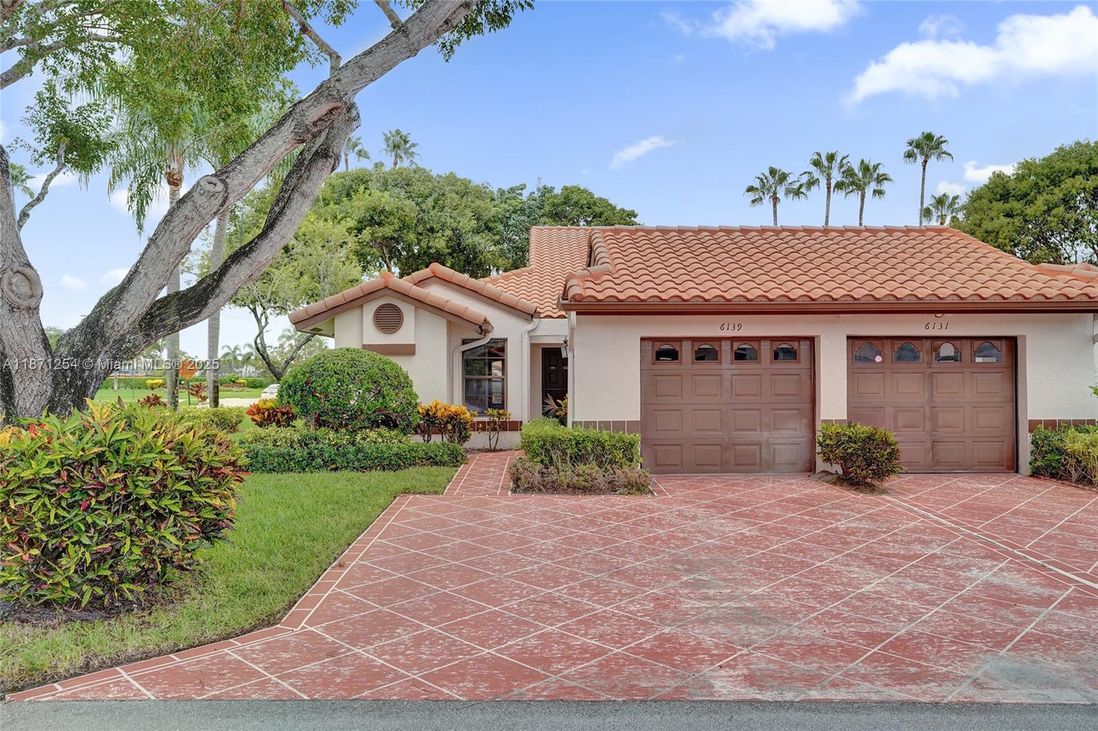 Well-maintained end-unit Villa in Huntington Pointe’s prime location, steps from the newly remodeled clubhouse and pool. This lovely 1500 square foot Villa features 2 bedrooms plus den, skylights, enclosed patio, eat-in kitchen, one-car garage with space for two additional cars, new hot water heater, and a new toilet in the second bathroom. HOA covers roof and exterior. Enjoy resort-style living with on-site dining, pools, tennis, pickleball, fitness center, clubs, classes, and a 600-seat theater offering movies, lectures, and live shows. This is a well-established beautiful 55+ Community in the upscale City of Delray Beach, FL, where the "go-to" Atlantic Avenue for high-end specialty stores, boutiques, restaurants, and entertainment is known through-out the World!