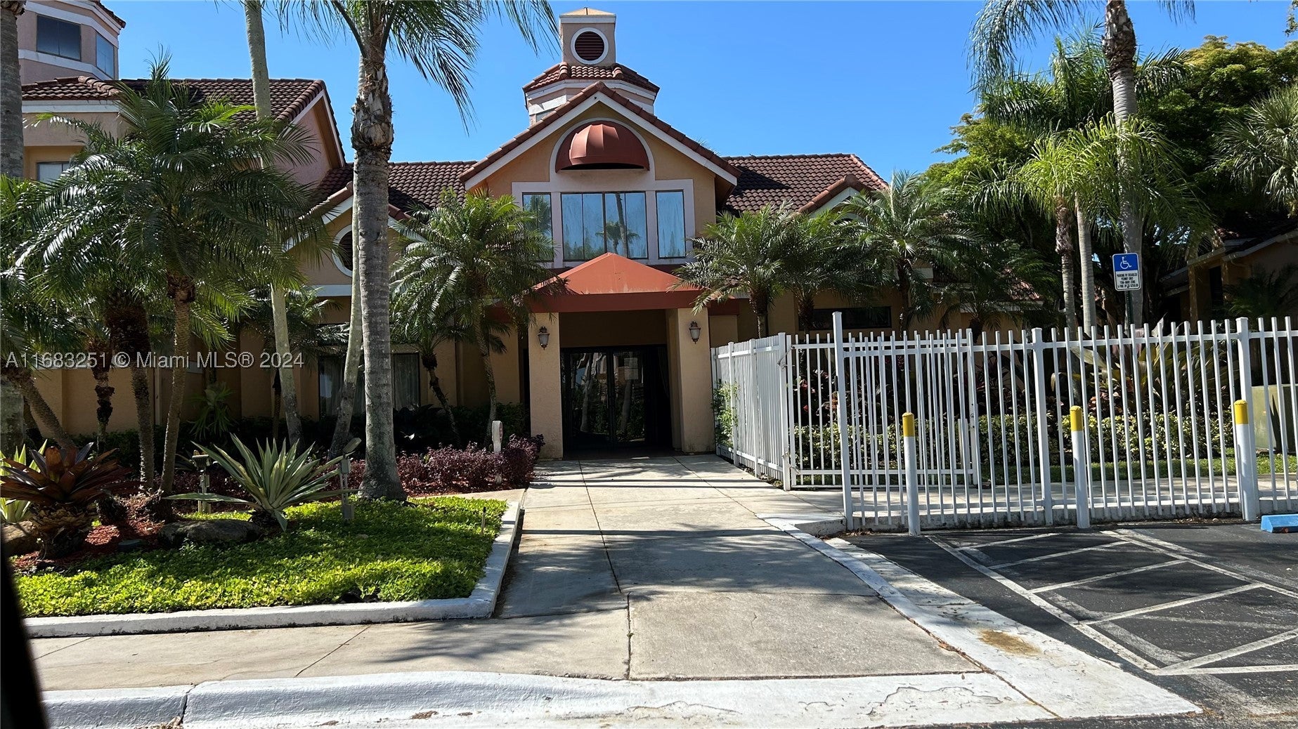 15551 SW 104th Ter 828