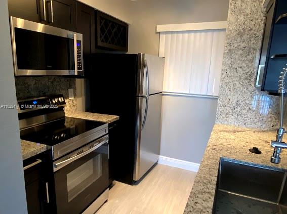 Enjoy serene lake views from this spacious and beautifully upgraded unit featuring high-end finishes, including granite countertops and stainless steel appliances. Both bedrooms are generously sized with private en-suite bathrooms, and the convenience of an in-unit washer and dryer is included.
This peaceful, well-maintained community offers three pools, two hot tubs, nightly security, tennis courts, and a scenic walking path—perfect for your comfort and enjoyment.