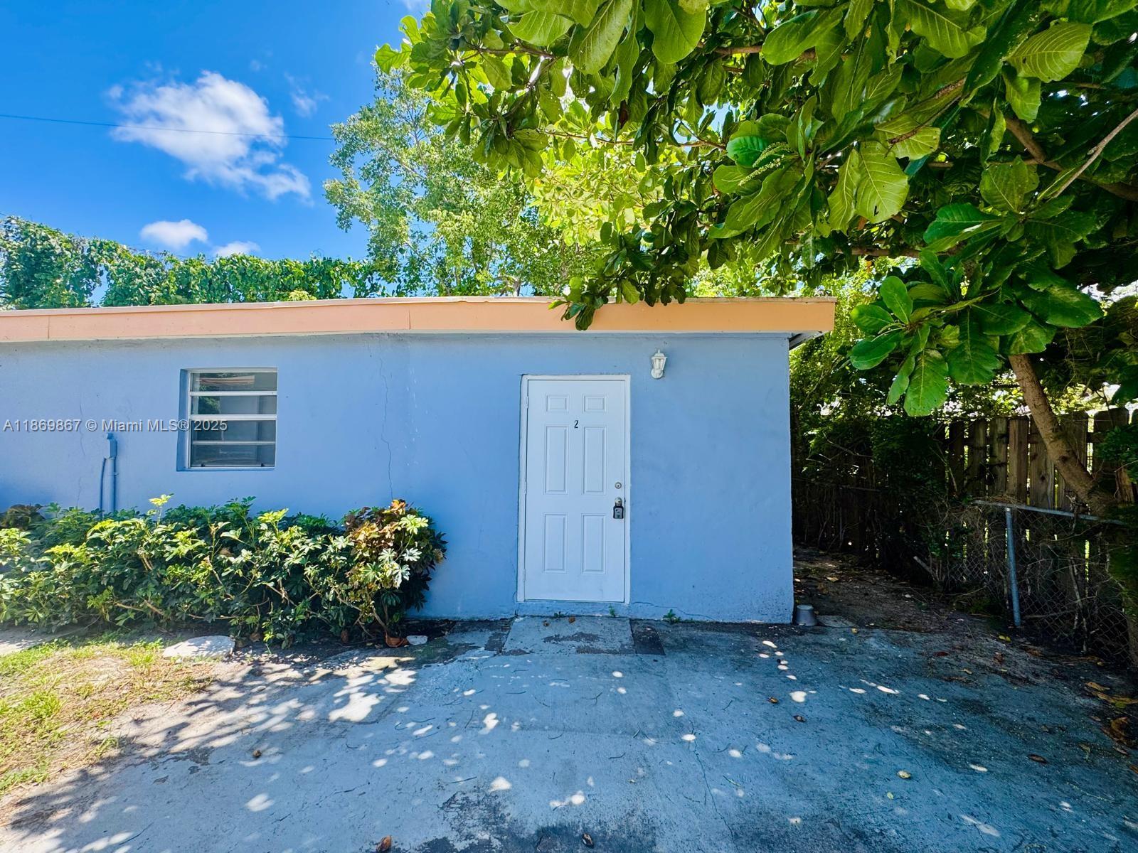 Cozy 1 Bedroom, 1 Bath – All Utilities Included!
This bright and charming apartment offers the perfect blend of comfort and convenience. Enjoy a spacious layout, a fully equipped kitchen, and all utilities included—electricity and water. Ideal for hassle-free living in a great location. Don’t miss out!