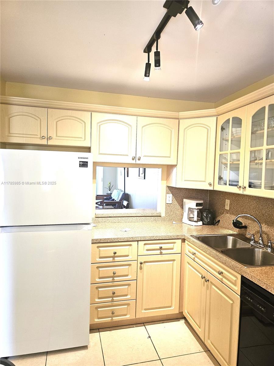 RIVIERA APTS SOUTH INC - Residential Lease