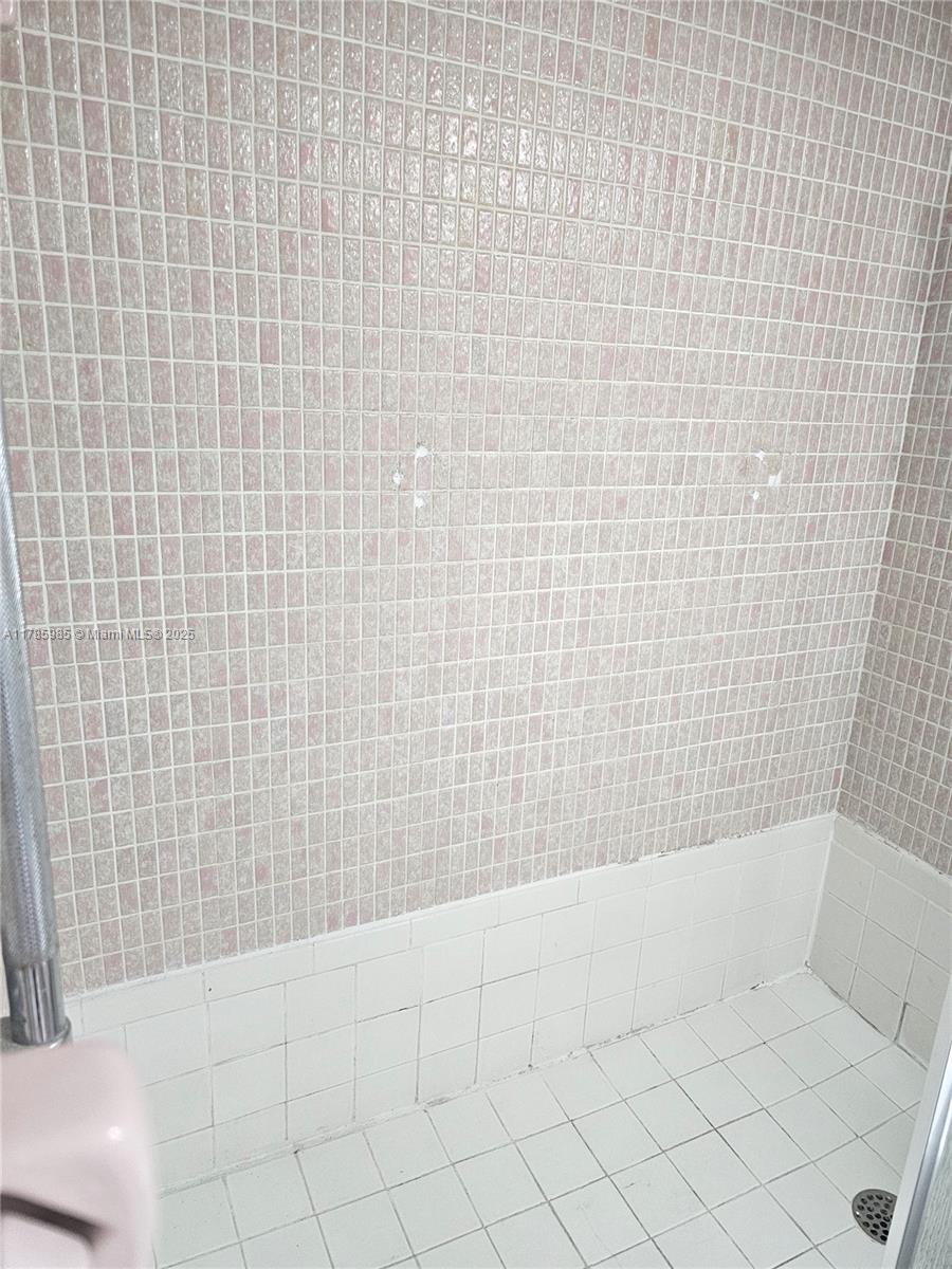 RIVIERA APTS SOUTH INC - Residential Lease