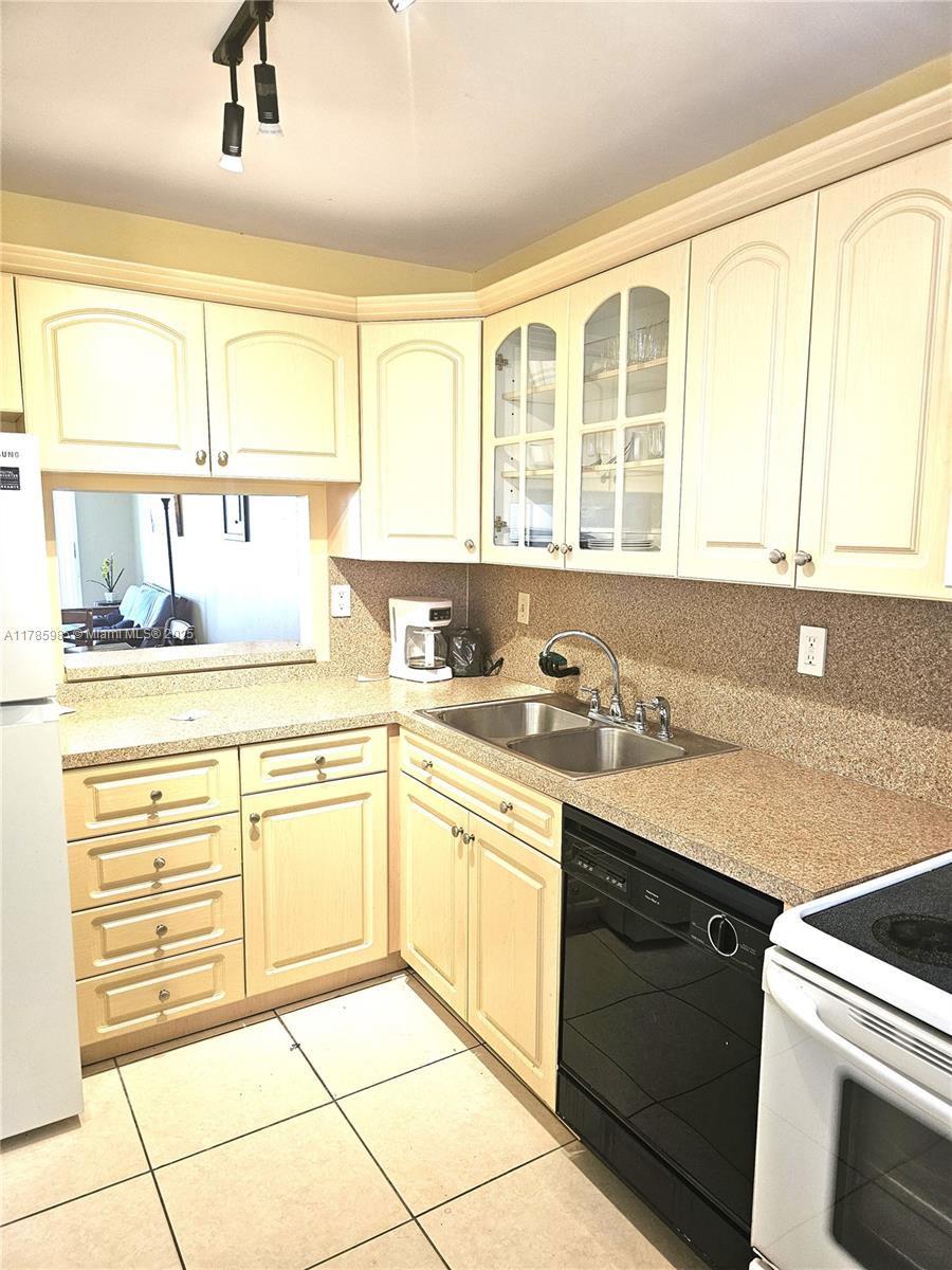 RIVIERA APTS SOUTH INC - Residential Lease