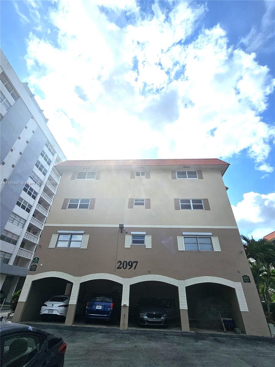 RIVIERA APTS SOUTH INC - Residential Lease