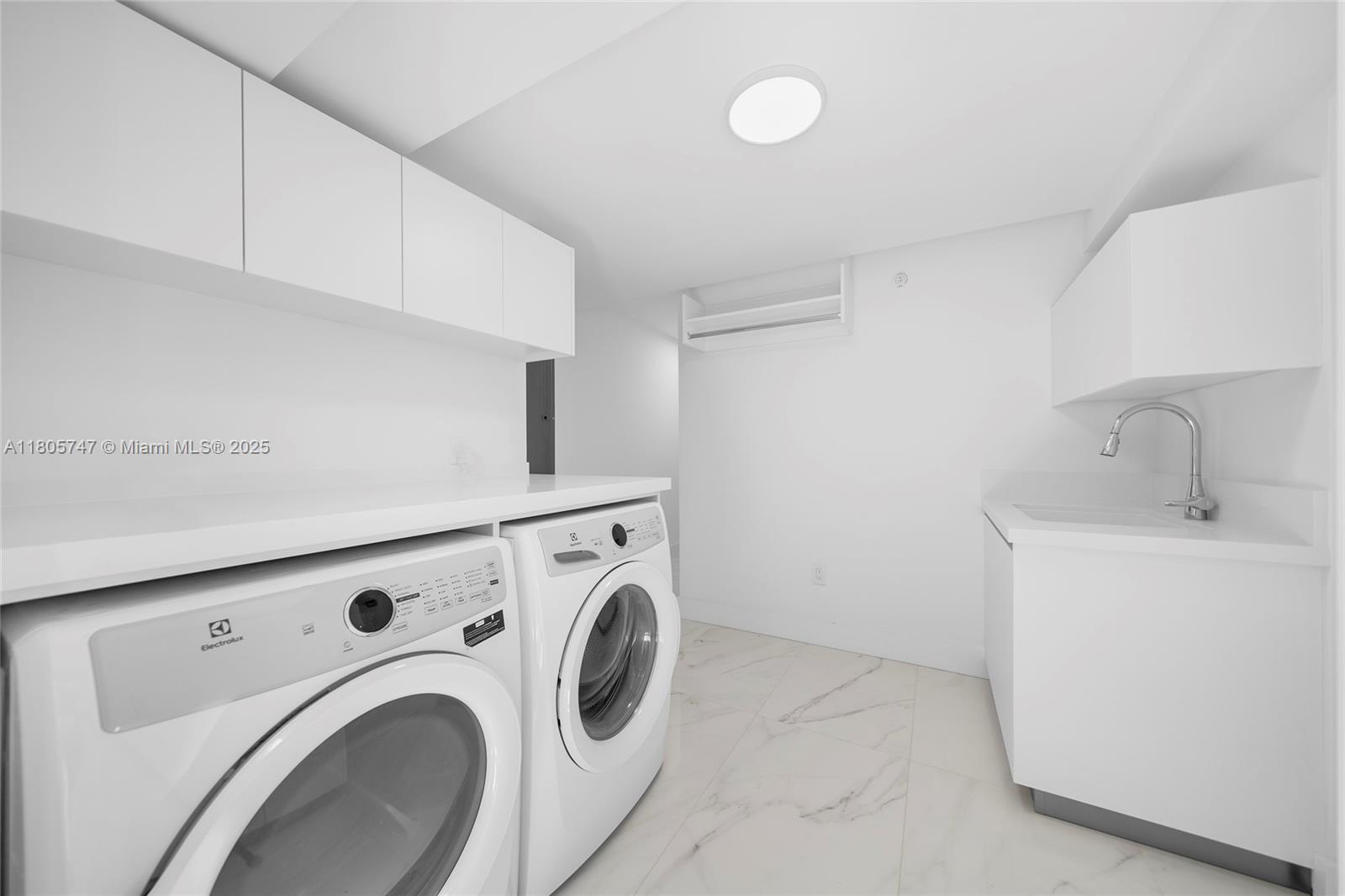 CONTINUUM ON SOUTH BEACH - Residential