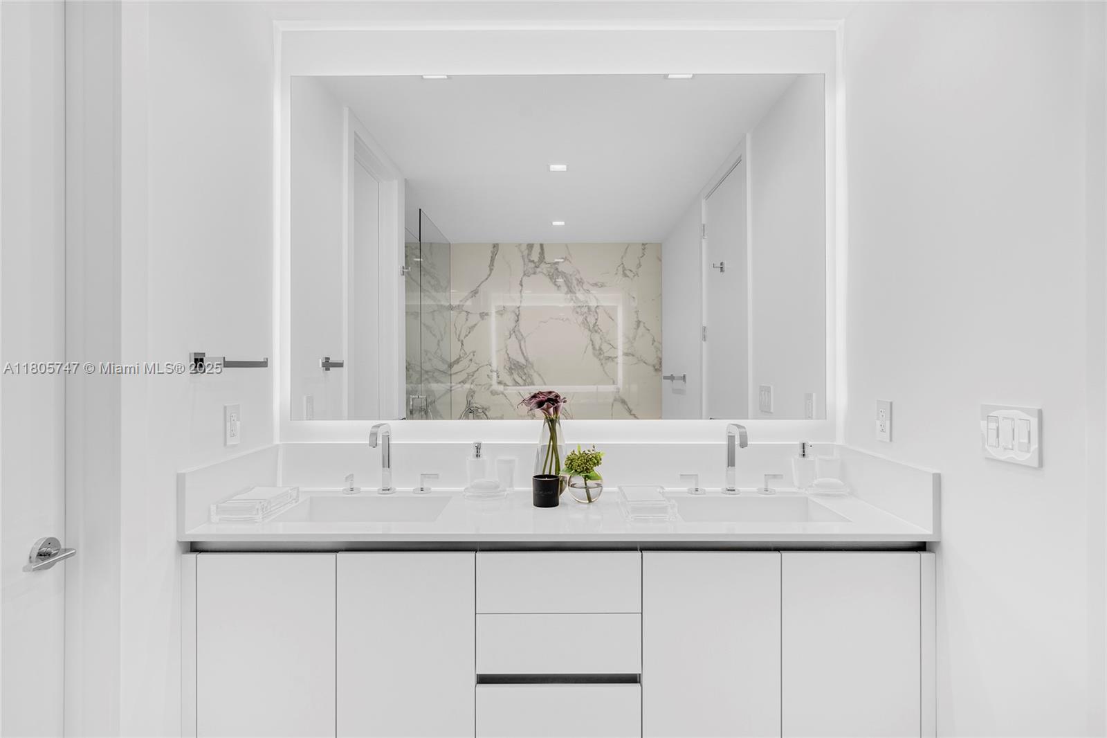 CONTINUUM ON SOUTH BEACH - Residential