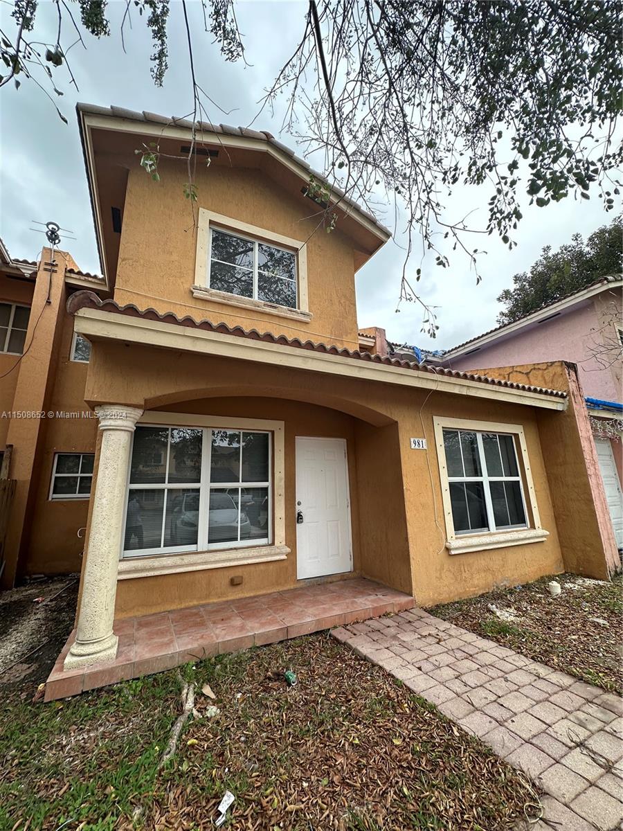 BEAUTIFUL TOWNHOUSE WITH 4 BEDROOMS AND 2,5 BATHROOMS. BRIGHT AND SPACIOUS WITH GREAT KITCHEN SPACE.EQUAL HOUSING OPPORTUNITY. VACANT. APPROVAL IN 24-48 HOURS. EASY TO SHOW IT .EQUAL HOUSING OPPORTUNITY