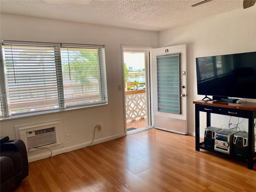 Cozy condo in Rolen Lakes Gardens. Great location near the best restaurants,Casino,Aventura Mall,it’s just in the county line area between Hallandale and north Miami.Only 10 to 15 minutes to the beach.
Seller is motivated. DONT MISS THIS OPPORTUNITY!!