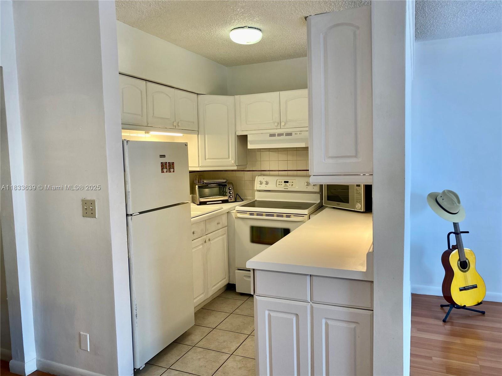 Cozy condo in Rolen Lakes Gardens. Great location near the best restaurants,Casino,Aventura Mall,it’s just in the county line area between Hallandale and north Miami.Only 10 to 15 minutes to the beach.
Seller is motivated. DONT MISS THIS OPPORTUNITY!!