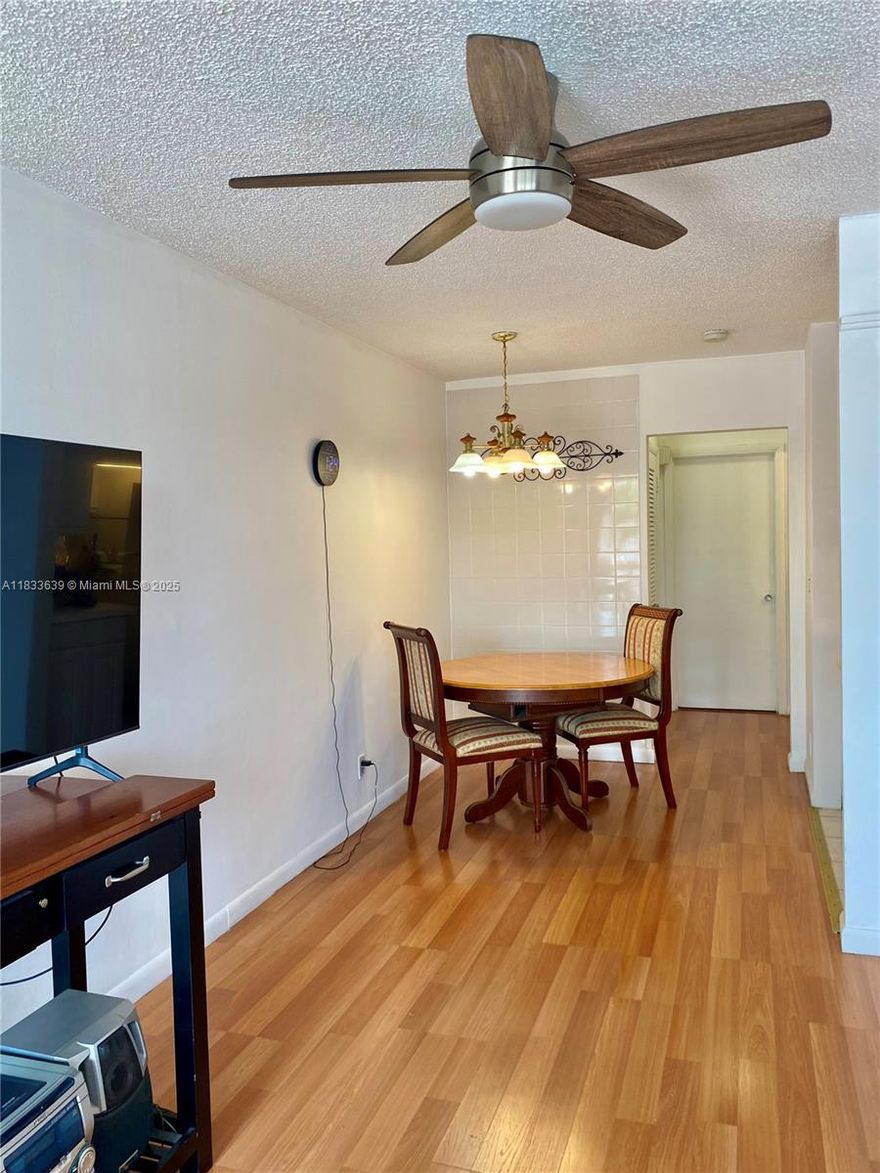 Cozy condo in Rolen Lakes Gardens. Great location near the best restaurants,Casino,Aventura Mall,it’s just in the county line area between Hallandale and north Miami.Only 10 to 15 minutes to the beach.
Seller is motivated. DONT MISS THIS OPPORTUNITY!!