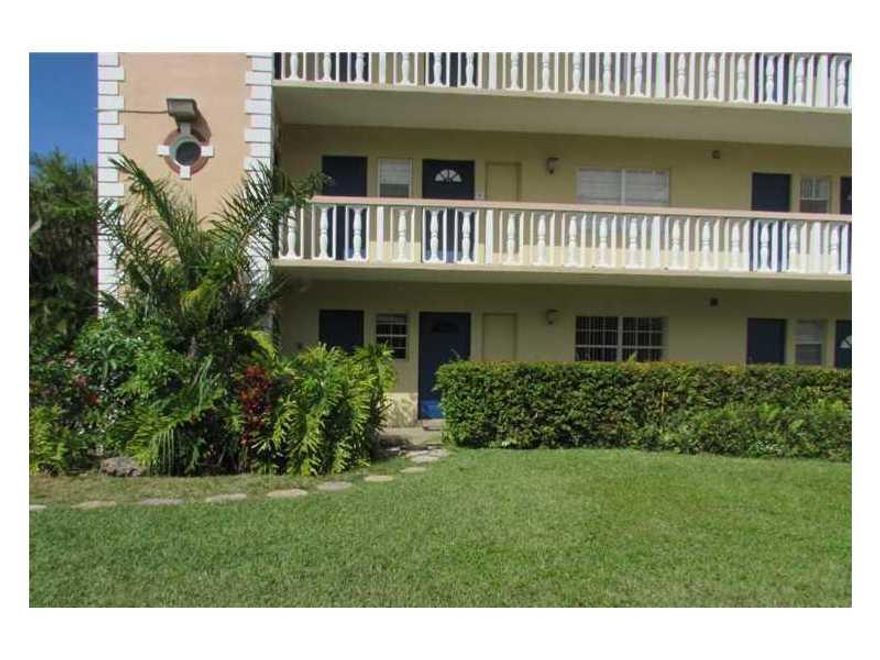 Large 2x2 centrally located, walking distance to Hollywood Courthouse, close to beaches, downtown and expressways. Tile floors throughout.