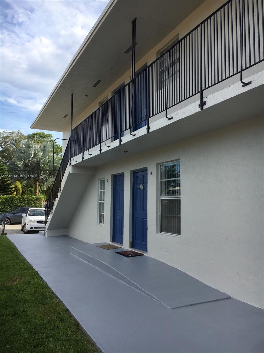 Well-located 2 Bedroom and 1 Bath apartment. The apartment is in great condition, beautiful renovated fully remodeled with new floors, bathroom, and kitchen. Comfortable living room and dining, central A/C. 1 assigned parking space available. The unit has a site washer and dryer available for occupant tenants. Do not miss this amazing opportunity!
