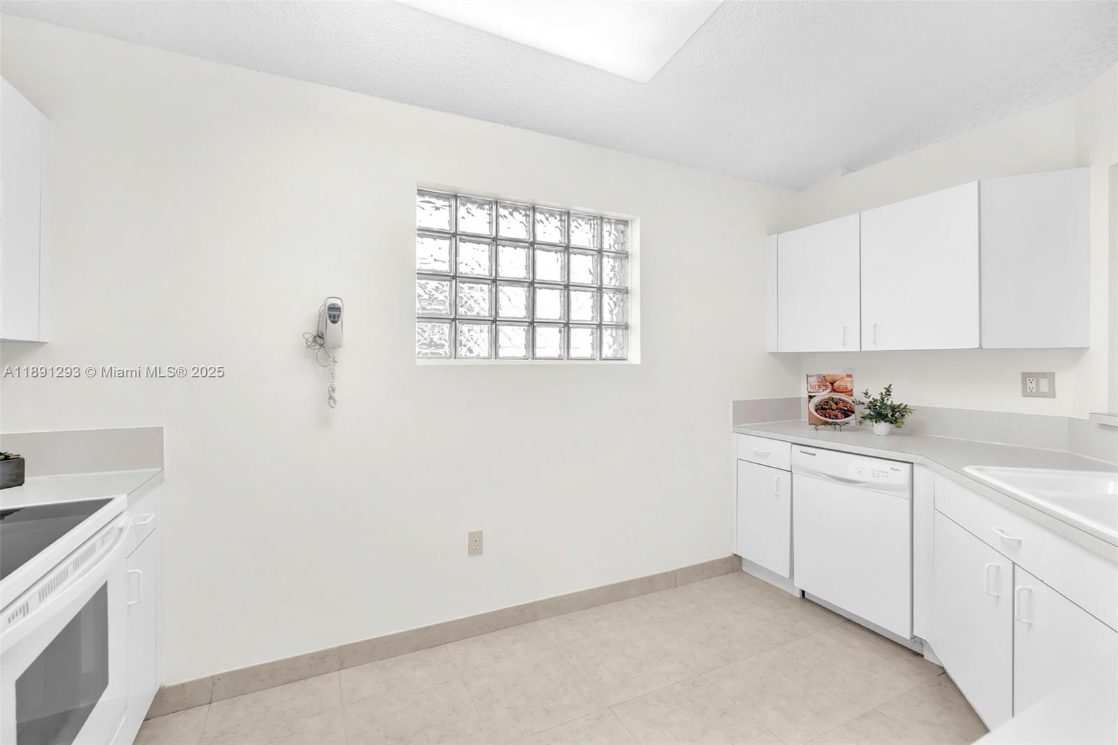 SAPPHIRE SHORES-SAPPHIRE - Residential Lease
