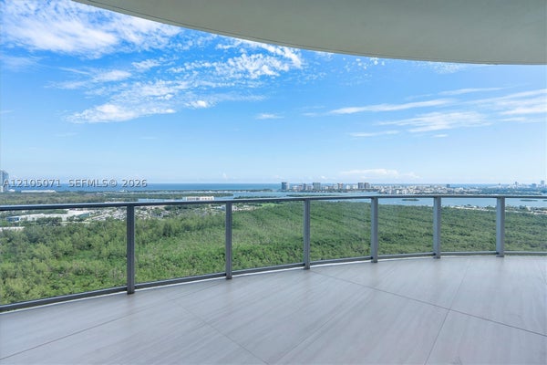 2411 LAGUNA CIR UNIT 3001, MIAMI, FL 33181 - Image 630d54d04bc0856e2bdb9dd1f2ded562/204974972
