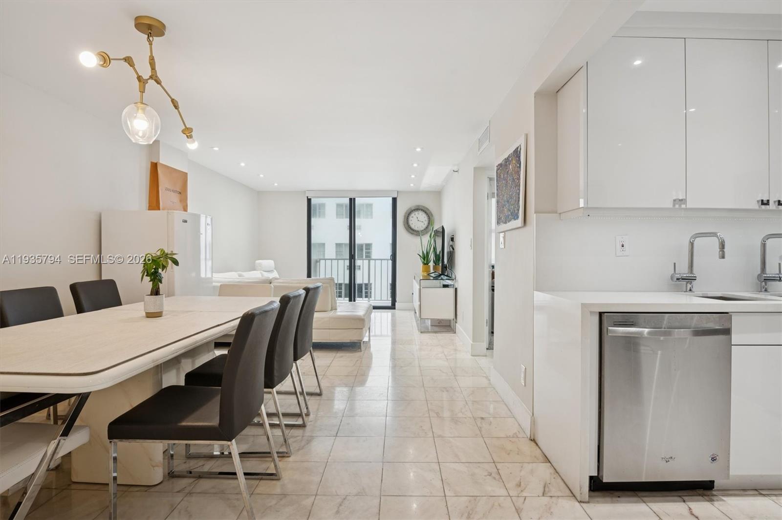 4301 Collins Ave 403