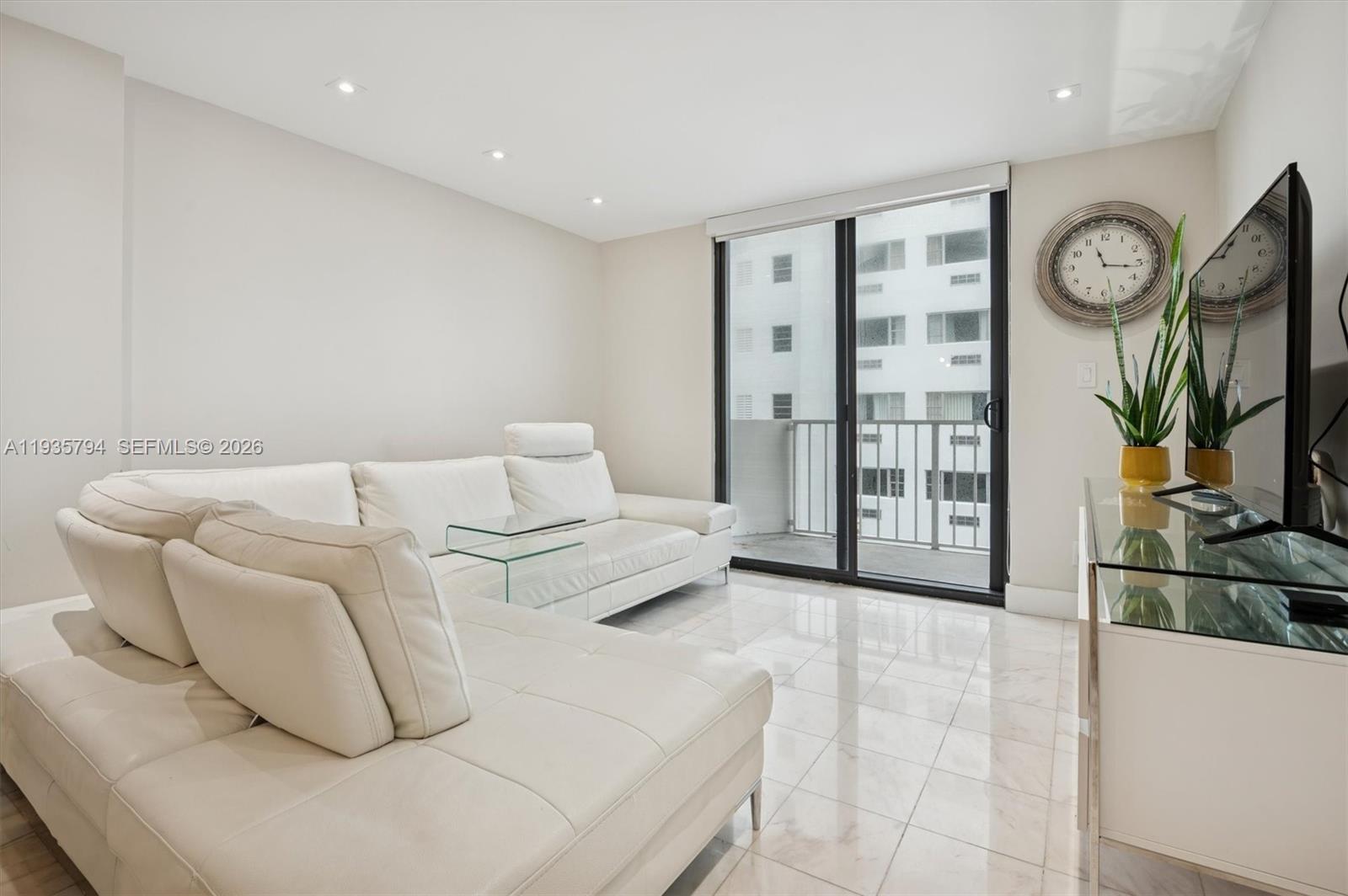 4301 Collins Ave 403