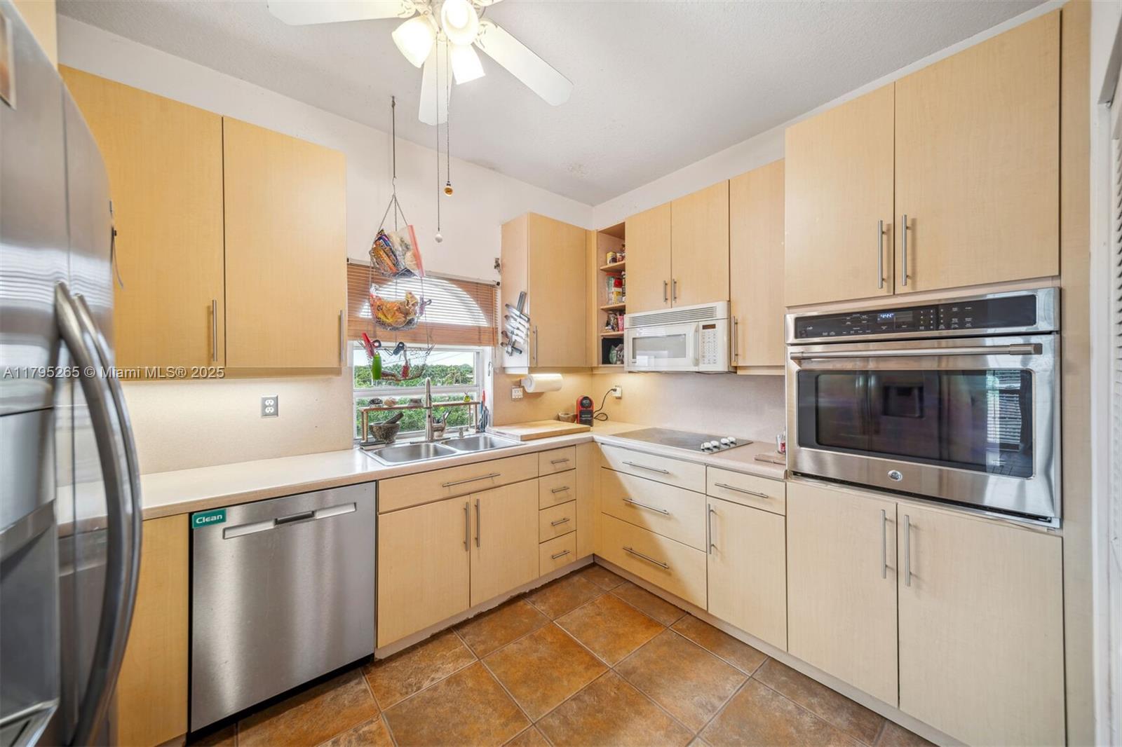 9008 Collins Ave 402