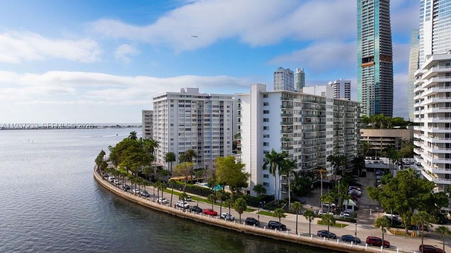 Move-in ready 1 bed / 1 bath condo with bay views in the heart of Brickell. Enjoy an oversized balcony overlooking the recently renovated pool, an ideal space for relaxing or entertaining. The residence features a spacious kitchen and a functional layout filled with natural light. Full-service amenities include a well-equipped gym and sauna. Live steps from Brickell’s dining, shopping, and nightlife while enjoying comfort, convenience, and true city living.