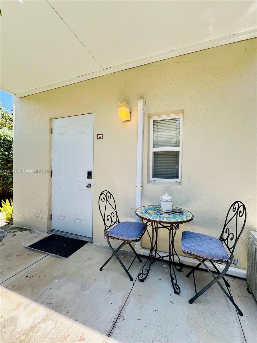 Private cottage for 1 person. Bathroom was just remodeled & whole unit was painted. Very safe, pleasant and convenient location. A short WALK to Brickell, many restaurants, grocery stores, parks and public transportation. A bike ride away to the beaches of Key Biscayne. Drive times: Brickell under 1 minute, Downtown 5 minutes, Wynwood 10 minutes, South Beach 12 minutes, Coconut Grove 10 minutes, Coral Gables 15 minutes, Miami Airport 15 minutes. This is the place to be if you are seeking living around the hot spots that Miami has to offer but not dealing with traffic. Parking is FREE & right in front of the house. This cottage offers the conveniences of City living without the inconveniences that come with that lifestyle. Washer/Dryer/Fridge/Microwave/Convection oven.