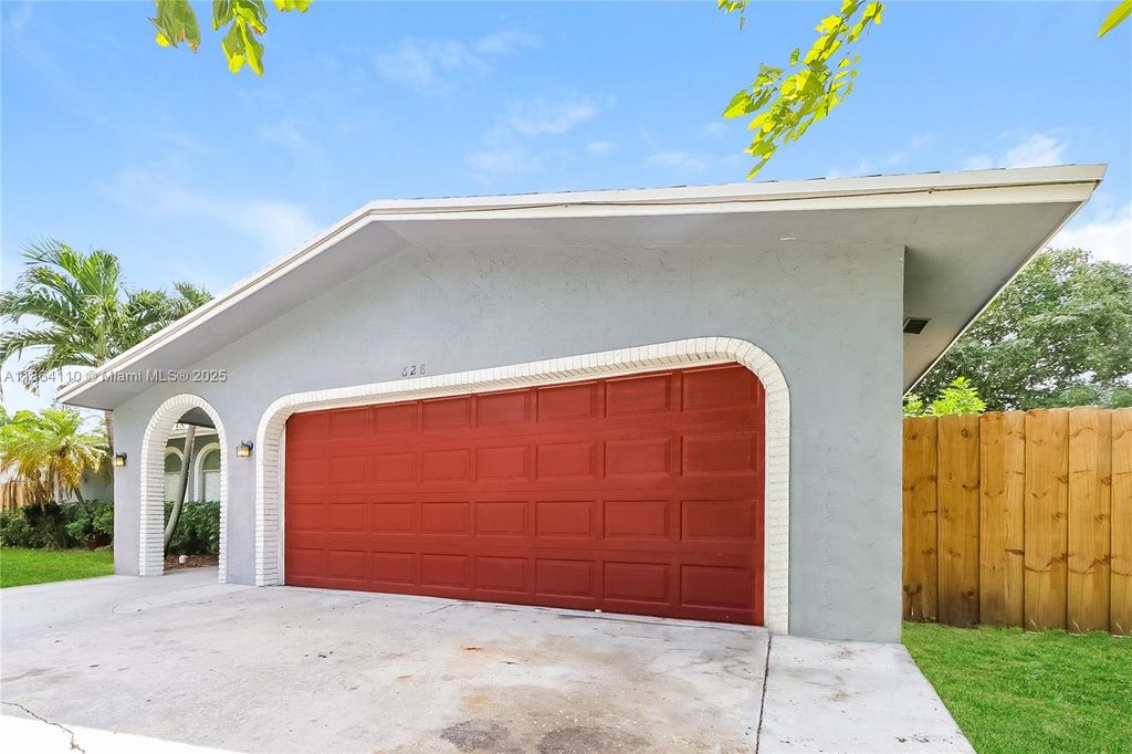 Photo of 628 SW 18th Ave, Boca Raton, FL 33486 (MLS # A11864110)