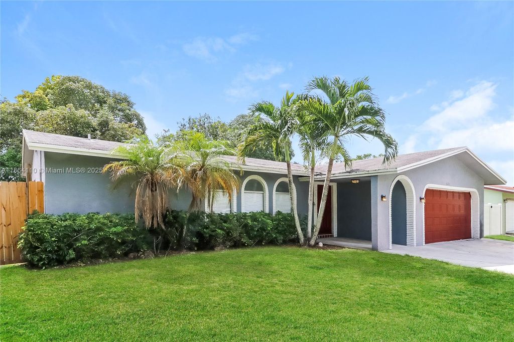 Photo of 628 SW 18th Ave, Boca Raton, FL 33486 (MLS # A11864110)