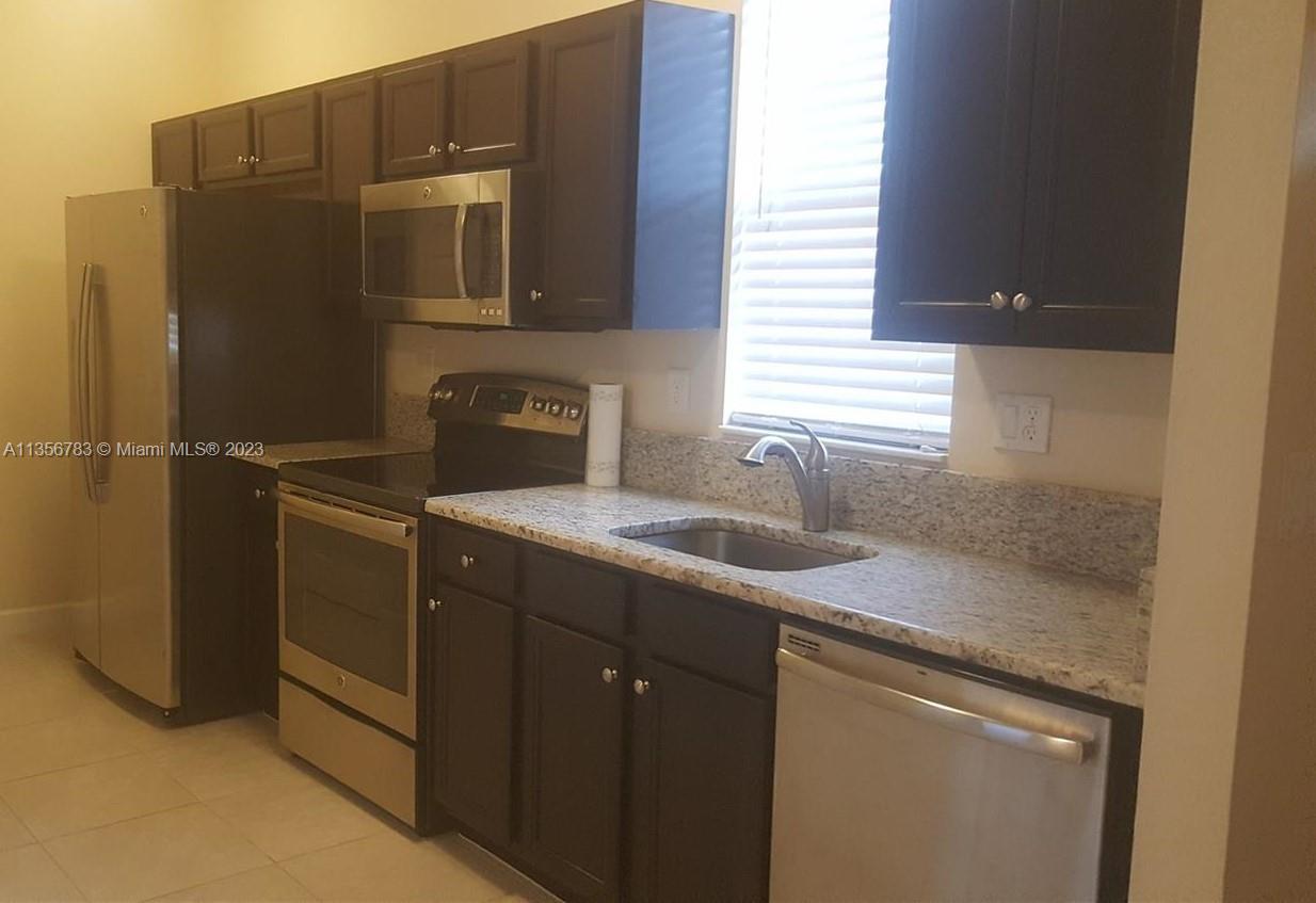 Comfortable studio at Kendall Square , equipped with kitchen, microwave, dishwasher, refrigerator, washer and dryer, central air conditioning. It has common areas, walkway overlooking the lake. Easy to show.
First month's rent, last month's rent and security deposit. includes water and​​‌​​​​‌​‌​​​‌‌​​​‌‌‌​​‌​​‌‌​​​​ electricity.