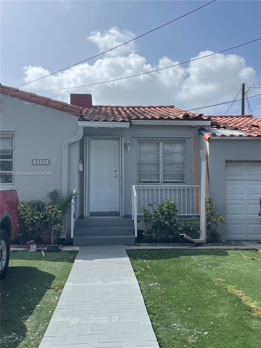 Very comfortable 3 bedrooms +1 bath remodeled with lots of natural light, located in a very quite neighborhood. Rental Rate includes Electricity & Water. This is part of a duplex, with shared backyard. Coin laundry on site. 3 Parking Spaces.