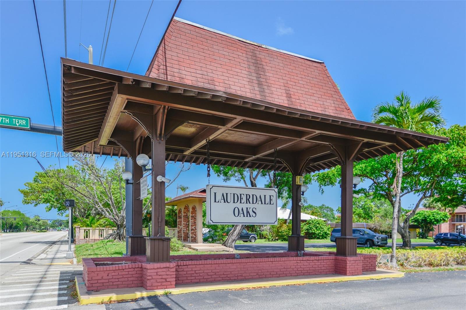 LAUDERDALE OAKS CONDO II - Residential
