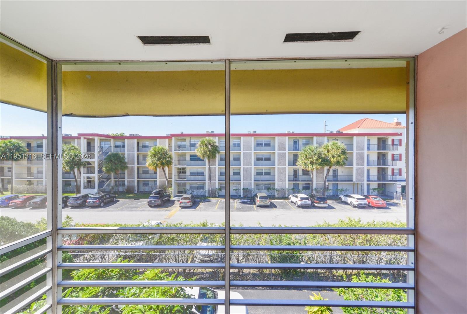 LAUDERDALE OAKS CONDO II - Residential