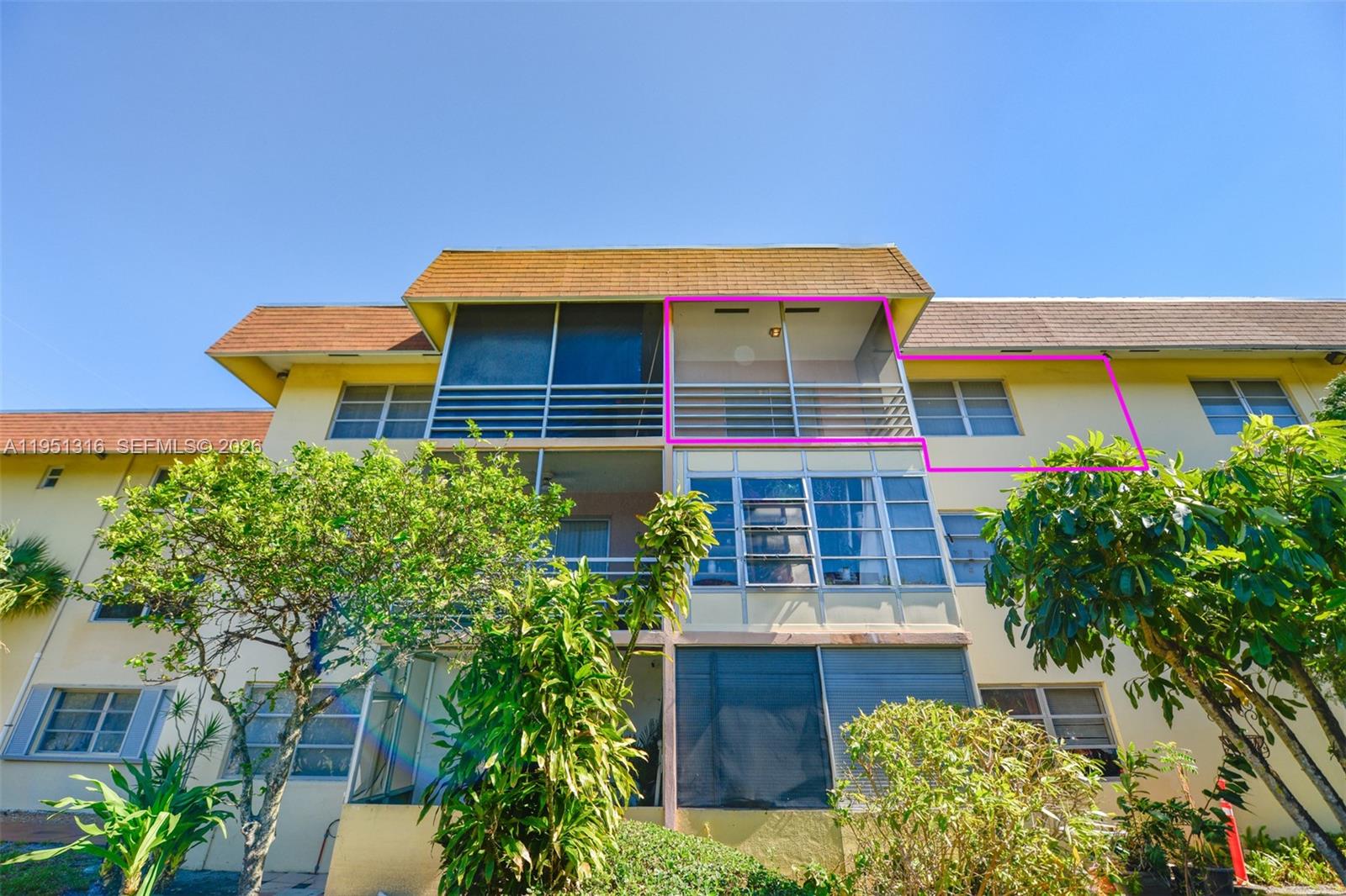 LAUDERDALE OAKS CONDO II - Residential