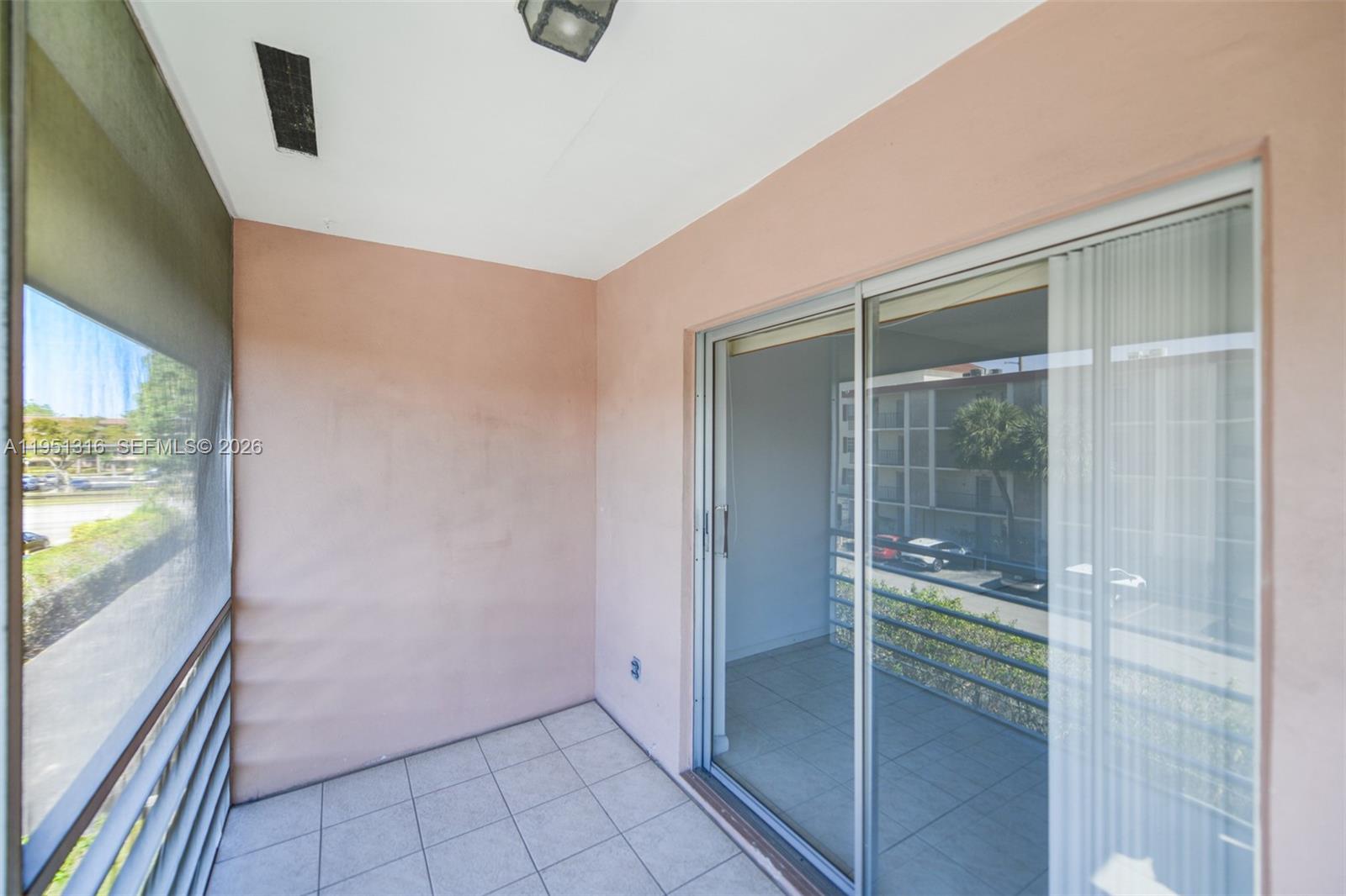 LAUDERDALE OAKS CONDO II - Residential