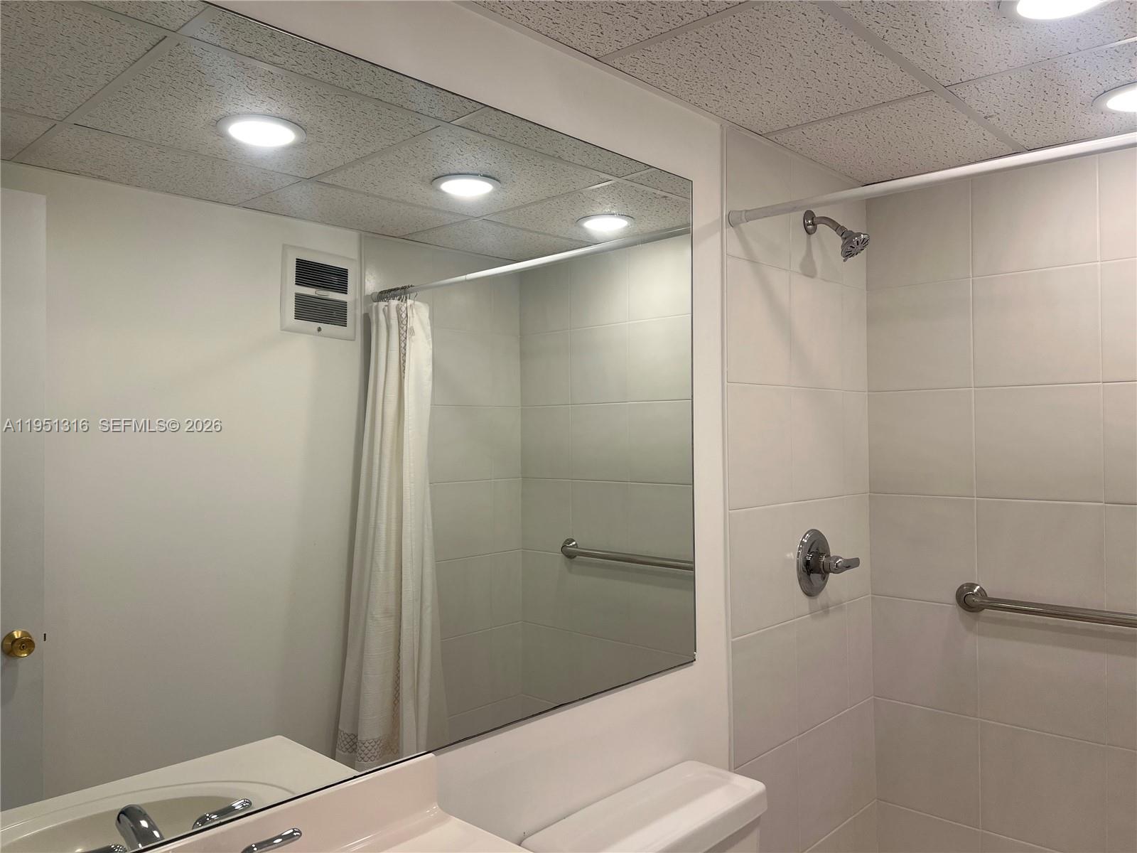 LAUDERDALE OAKS CONDO II - Residential