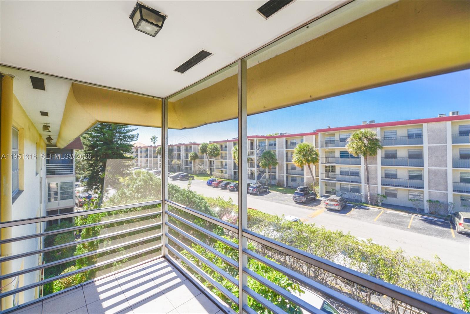 LAUDERDALE OAKS CONDO II - Residential